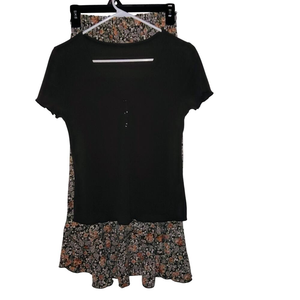 Layered Floral Skirt + Brown Ribbed V‑Neck Top Size Small